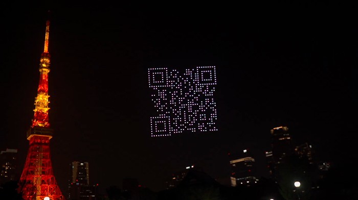 夜空に投影されたQRコードと東京タワー