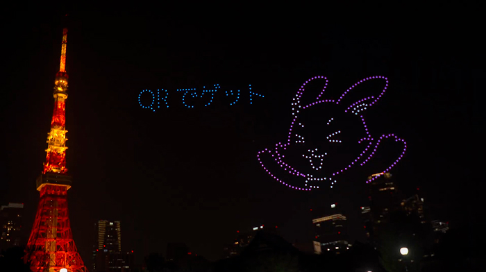 夜空に投影されたQRコードと東京タワー